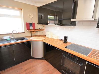 Kitchen/Breakfast Room: